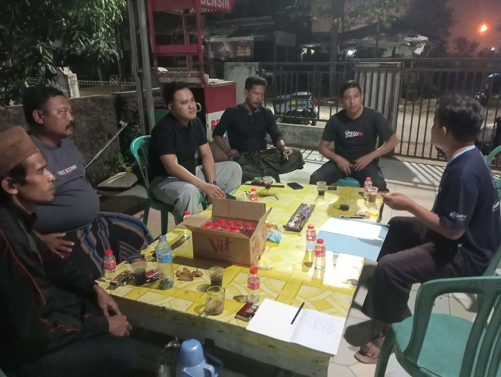 Poto : Dede Ubaidillah bersama Tim 9 Rapat persiapan pemilihan Ketua RW 05.